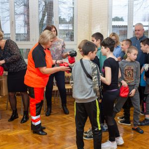 Przekazania apteczek pierwszej pomocy dzieciom