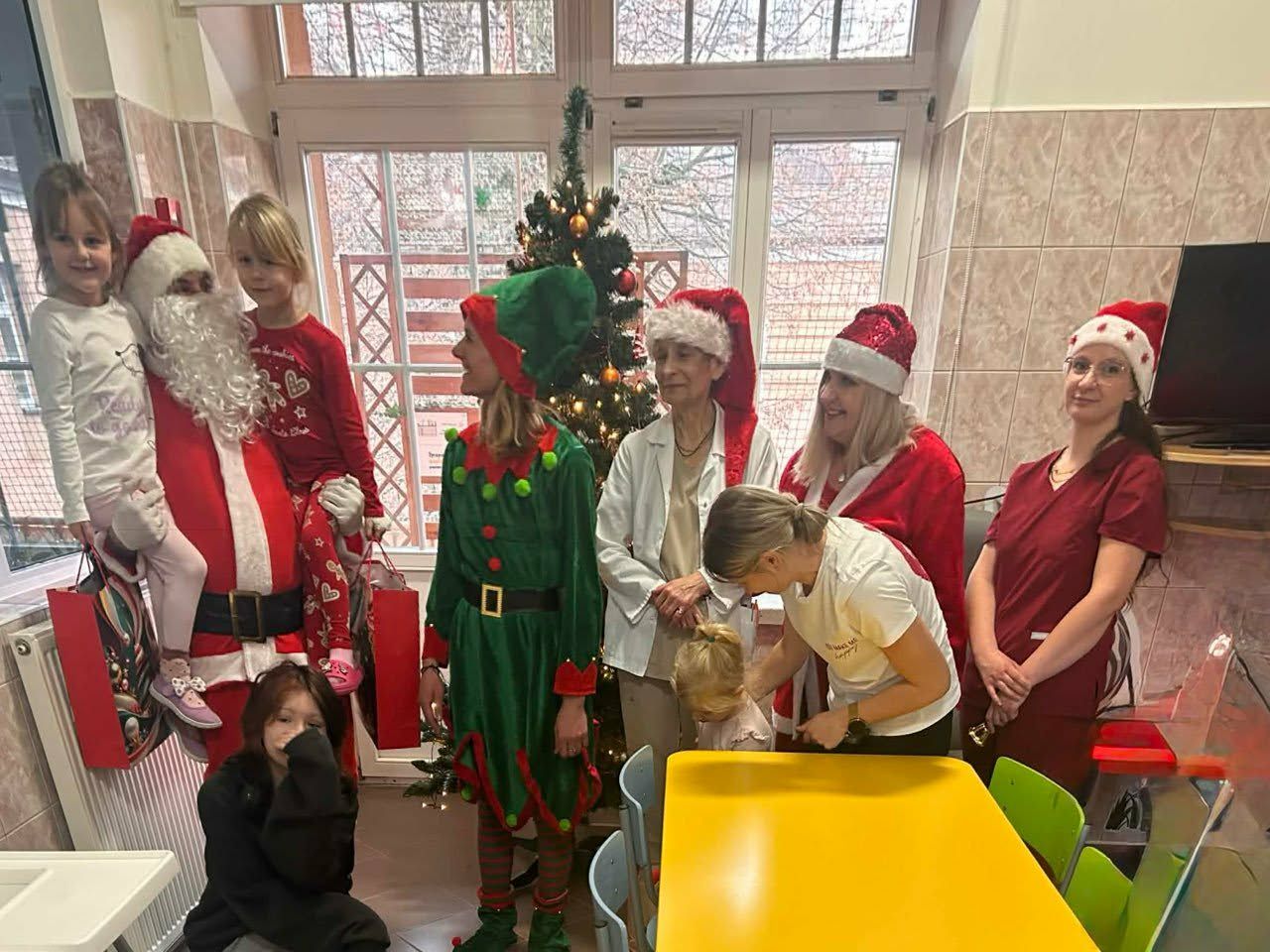 
 Święty Mikołaj znów odwiedził szpital w Tomaszowie Lubelskim! 


Jak co roku, nie zapomniał...