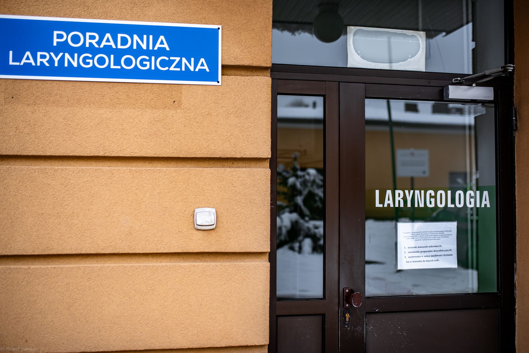 Informujemy, że od dnia 12.02.2024r. Poradnia Laryngologiczna znajduje się na terenie Szpitala przy ul. Aleje Grunwaldzkie 1 w budynku Oddziału Leczenia Jednego Dnia w zakresie świadczeń Otorynolaryngologia. Zajmujemy się wstępną diagnostyką i leczeniem schorzeń nosa, zatok, gardła, krtani i uszu: - kwalifikujemy pacjentów do hospitalizacji w Oddziale laryngologii, - realizujemy konsultacje ambulatoryjne po zakończeniu leczenia w Oddziale laryngologii, - wykonujemy drobne zabiegi laryngologiczne: punkcje zatok, nacięcia ropni, usuwanie drobnych zmian ze śluzówek i skóry wraz z badaniem histopatologicznym, - w ramach wizyty ambulatoryjnej wykonywane są: otoskopia, rinoskopia, typmanometria, laryngoskopia, wziernikowanie tchawicy, aspiracja ucha, badanie materiału biologicznego, - wykonujemy badania endoskopowe jamy nosowej, zatok, gardła krtani oraz uszu które polega na wprowadzeniu specjalnego narzędzia zakończonego kamerą, - wykonujemy bezpośrednio na miejscu badanie słuchu. Dzięki bazie sprzętowej Szpitala poradnia laryngologiczna prowadzi poszerzoną diagnostykę w zakresie badań obrazowych: RTG, USG, CT twarzoczaszki, szyi lub MRI. Kontakt - Rejestracja: tel. 84 664 44 11 wew. 473